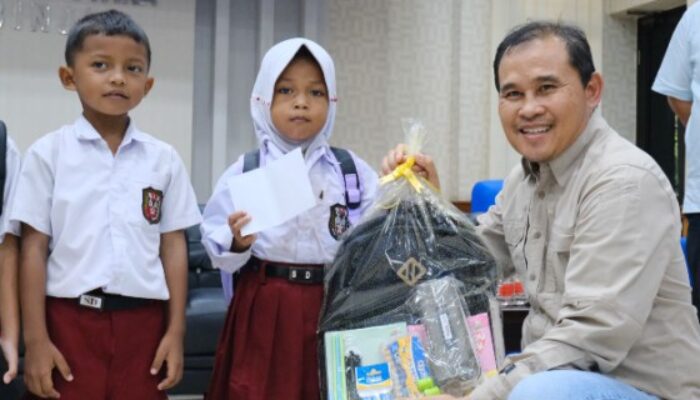 PLN Binjai Hadirkan Senyum Anak Lewat Bantuan Paket Pendidikan