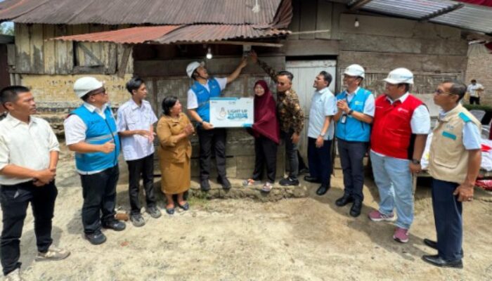 Donasi PLN Nyalakan Listrik Gratis untuk 13 Keluarga di Simalungun