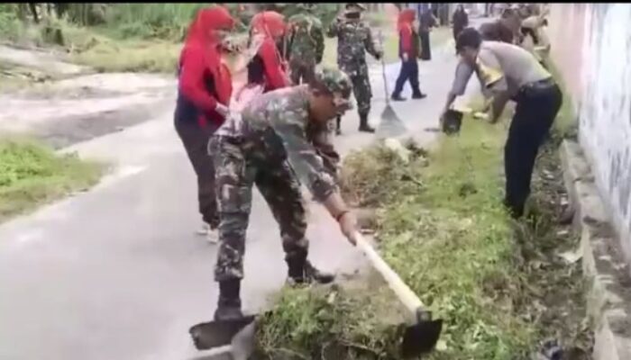Babinsa Koramil 13/TT Bersama Warga Gotong Royong