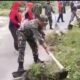 Babinsa Koramil 13/TT Bersama Warga Gotong Royong