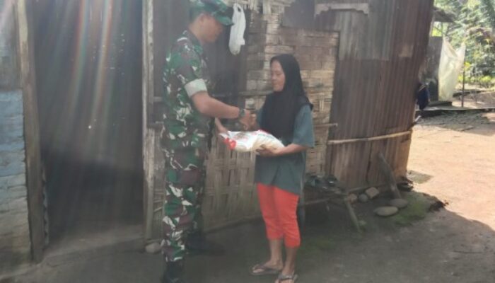 Babinsa Salurkan Sembako untuk Warga Prasejahtera di Pabatu 1