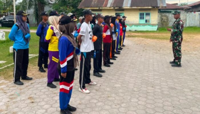 Babinsa DS Tanamkan Wasbang ke Paskibra di Tanjung Beringin