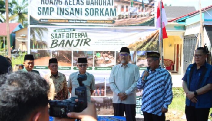 Wamendikdasmen Tinjau Ruang Kelas Darurat di Sorkam