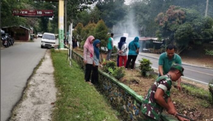 Babinsa Kodim DS Bersama Warga Bersihkan Parit di Dolok Merawan
