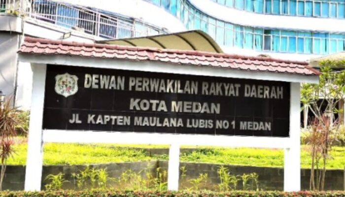 Penjelasan Sekretariat soal Kendaraan Dinas Ketua DPRD Medan Saat Insiden Tertimpa Pohon