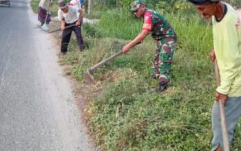 Babinsa Kodim DS Bersama Warga Laksanakan Sabtu Bersih di Pematang Kasih