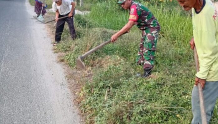 Babinsa Kodim DS Bersama Warga Laksanakan Sabtu Bersih di Pematang Kasih