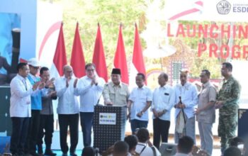 Foto: Presiden Republik Indonesia, Prabowo Subianto (tengah) secara simbolis melakukan penekanan tombol dalam Launching & Groundbreaking Program PLTS 100 GWp di Gilimanuk, Bali pada Selasa (25/8). Keterangan foto: Menteri ESDM, Bahlil Lahadalia (kelima dari kanan), Menteri Koordinator Bidang Perekonomian, Airlangga Hartarto (kelima dari kiri), Menteri Investasi dan Hilirisasi/Kepala BKPM, Rosan Perkasa Roeslani (keempat dari kiri), Kepala Kepolisian Negara Republik Indonesia, Listyo Sigit Prabowo (ketiga dari kiri), Direktur Utama PLN, Darmawan Prasodjo (kedua dari kiri), Direktur Utama Pertamina, Simon Aloysius Mantiri (kiri), Gubernur Bali, I Wayan Koster (keempat dari kanan), Ketua Majelis Desa Adat Provinsi Bali, Ida Panglingsir Agung Putra Sukahet (ketiga dari kanan), Menteri Sekretaris Negara, Prasetyo Hadi (kedua dari kanan), dan Wakil Panglima TNI, Tandyo Budi Revita (kanan). (Relis)