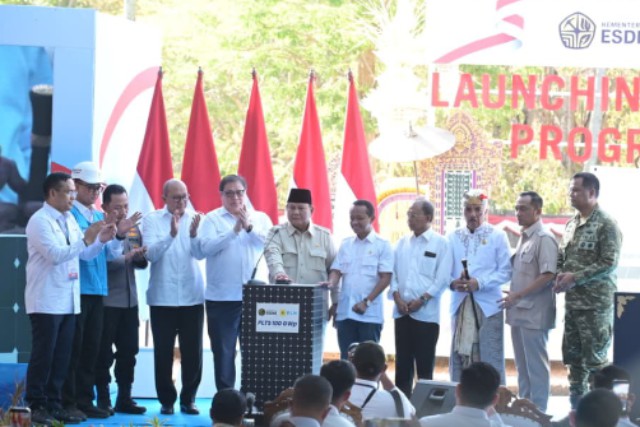 Foto: Presiden Republik Indonesia, Prabowo Subianto (tengah) secara simbolis melakukan penekanan tombol dalam Launching & Groundbreaking Program PLTS 100 GWp di Gilimanuk, Bali pada Selasa (25/8). Keterangan foto: Menteri ESDM, Bahlil Lahadalia (kelima dari kanan), Menteri Koordinator Bidang Perekonomian, Airlangga Hartarto (kelima dari kiri), Menteri Investasi dan Hilirisasi/Kepala BKPM, Rosan Perkasa Roeslani (keempat dari kiri), Kepala Kepolisian Negara Republik Indonesia, Listyo Sigit Prabowo (ketiga dari kiri), Direktur Utama PLN, Darmawan Prasodjo (kedua dari kiri), Direktur Utama Pertamina, Simon Aloysius Mantiri (kiri), Gubernur Bali, I Wayan Koster (keempat dari kanan), Ketua Majelis Desa Adat Provinsi Bali, Ida Panglingsir Agung Putra Sukahet (ketiga dari kanan), Menteri Sekretaris Negara, Prasetyo Hadi (kedua dari kanan), dan Wakil Panglima TNI, Tandyo Budi Revita (kanan). (Relis)
