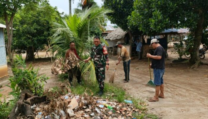 Babinsa Kodim DS Bersama Warga Gotong Royong di Desa Sei Rejo