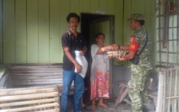 Jumat Penuh Cinta, Koramil 01/Sunggal Bagikan Sembako kepada Warga Kurang Mampu
