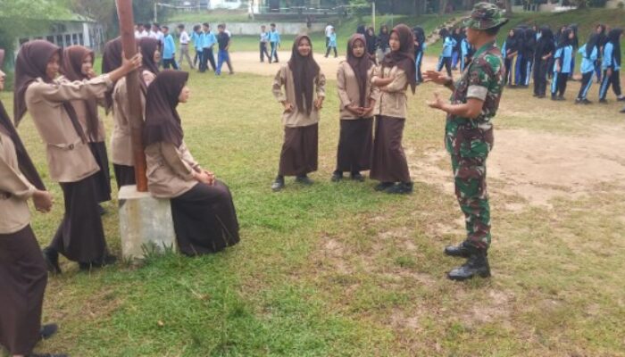 Babinsa Edukasi Pelajar SMKN 1 Dolok Merawan tentang Bahaya Narkoba