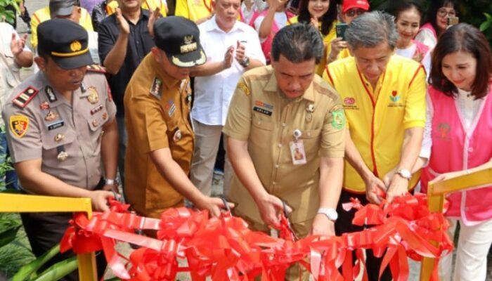 Rico Resmikan Jembatan Perintis di Kelurahan Mangga