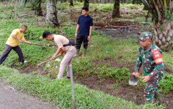 Babinsa Bersama Warga Bersihkan Parit di Bangun Purba