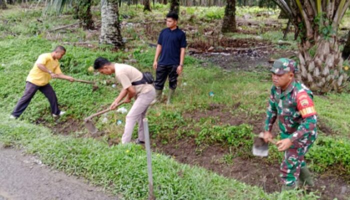 Babinsa Bersama Warga Bersihkan Parit di Bangun Purba