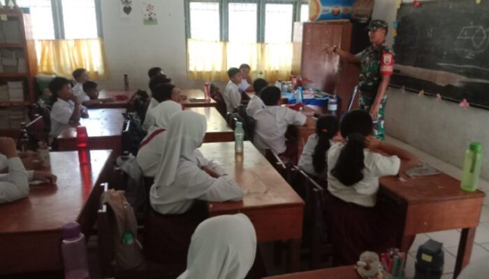 Babinsa Kodim DS Berikan Wasbang ke Pelajar SDN Dolok Merawan