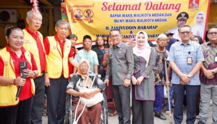 Wakil Wali Kota Medan Layani Lansia Makan Siang Gratis