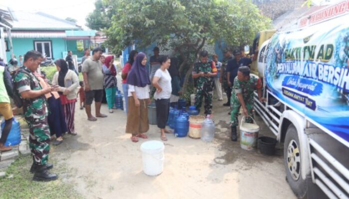 Babinsa Salurkan Air Bersih untuk 50 KK di Desa Bakaran Batu