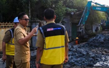Rico Tinjau Pekerjaan Drainase Sepanjang 385 Meter di Sei Agul  ​