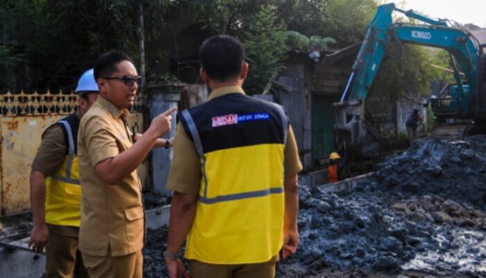Rico Tinjau Pekerjaan Drainase Sepanjang 385 Meter di Sei Agul  ​