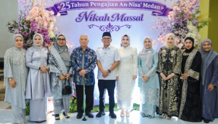Zakiyuddin Berikan Uang Saku ke 23 Pasutri Nikah Massal