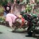 Babinsa Kodim DS dan Warga Firdaus Laksanakan Gotong Royong