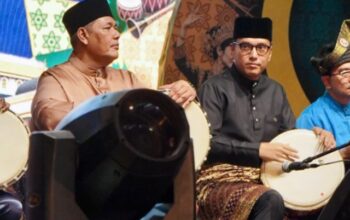 Rico Waas Mainkan Gendang di Pembukaan Pekan Budaya
