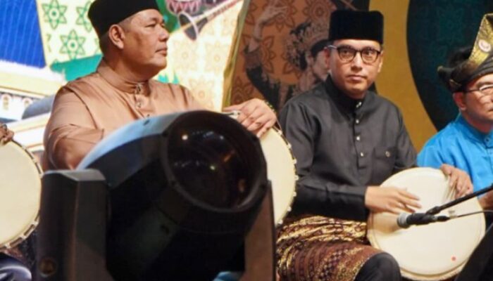Rico Waas Mainkan Gendang di Pembukaan Pekan Budaya