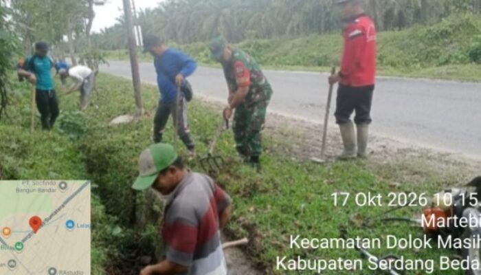 Koramil 16/DMS dan Warga Gotong Royong Bersihkan Jalan Desa, Dukung Lingkungan Sehat dan Asri
