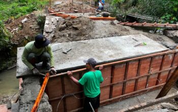 TNI dan Warga Bangun Jembatan Beton di Kotarih Pekan, Progres Capai 45 Persen