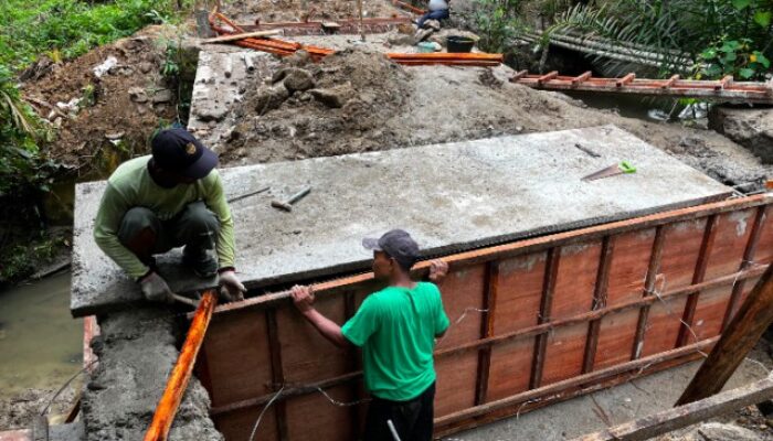 TNI dan Warga Bangun Jembatan Beton di Kotarih Pekan, Progres Capai 45 Persen