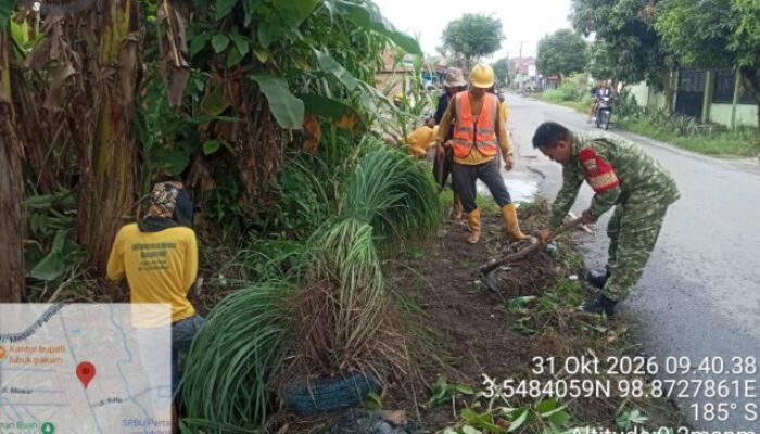 Babinsa Koramil 06/LP Ajak Warga Pasar Miring Gelar Sabtu Bersih Cegah Lingkungan Kumuh